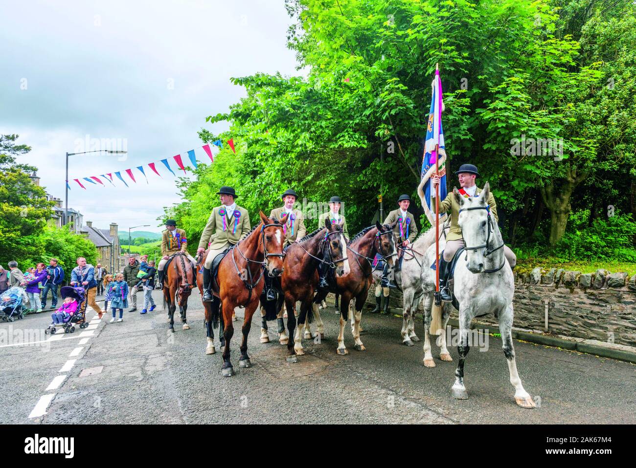 Selkirk: Common Ridings, jaehrliches Reit- und Pferdefestival in Gedenken an die Schlacht von Flodden (1513). Standartentraeger mit seiner Truppe, Sch Stock Photo