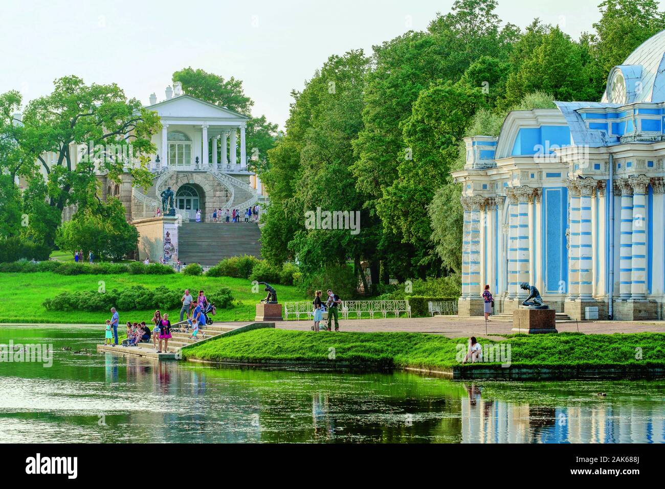 Puschkin: Zarenresidenz Zarskoje Selo im Katharinenpark, Achat Pavillon mit Cameron-Galerie und Grotte am Grossen Teich, St. Petersburg | usage worldw Stock Photo