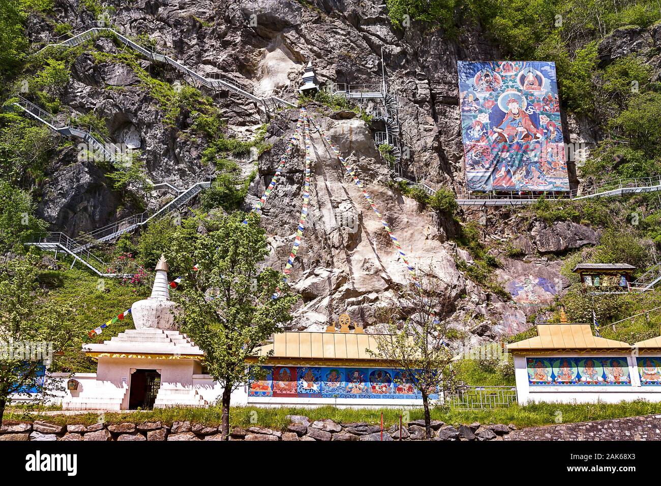 Huettenberg: ein in die Felswand gebauter Lingkor (tibetischer Pilgerpfad) in der Tradition des Buddhismus in Tibet, Kaernten | usage worldwide Stock Photo