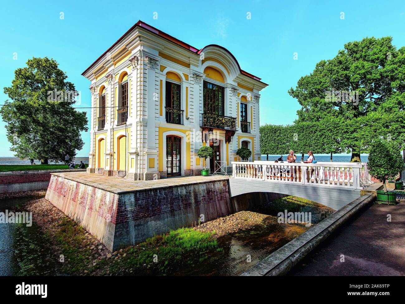 Peterhof Schloss Peterhof, Pavillon Eremitage am Ufer des Finnischen