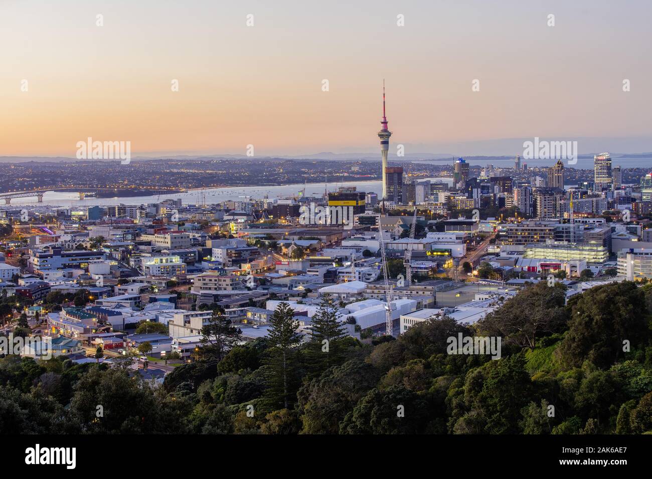 Nordinsel: Auckland, Blick in der Daemmerung vom Mount Eden auf die Stadt, Neuseeland | usage worldwide Stock Photo