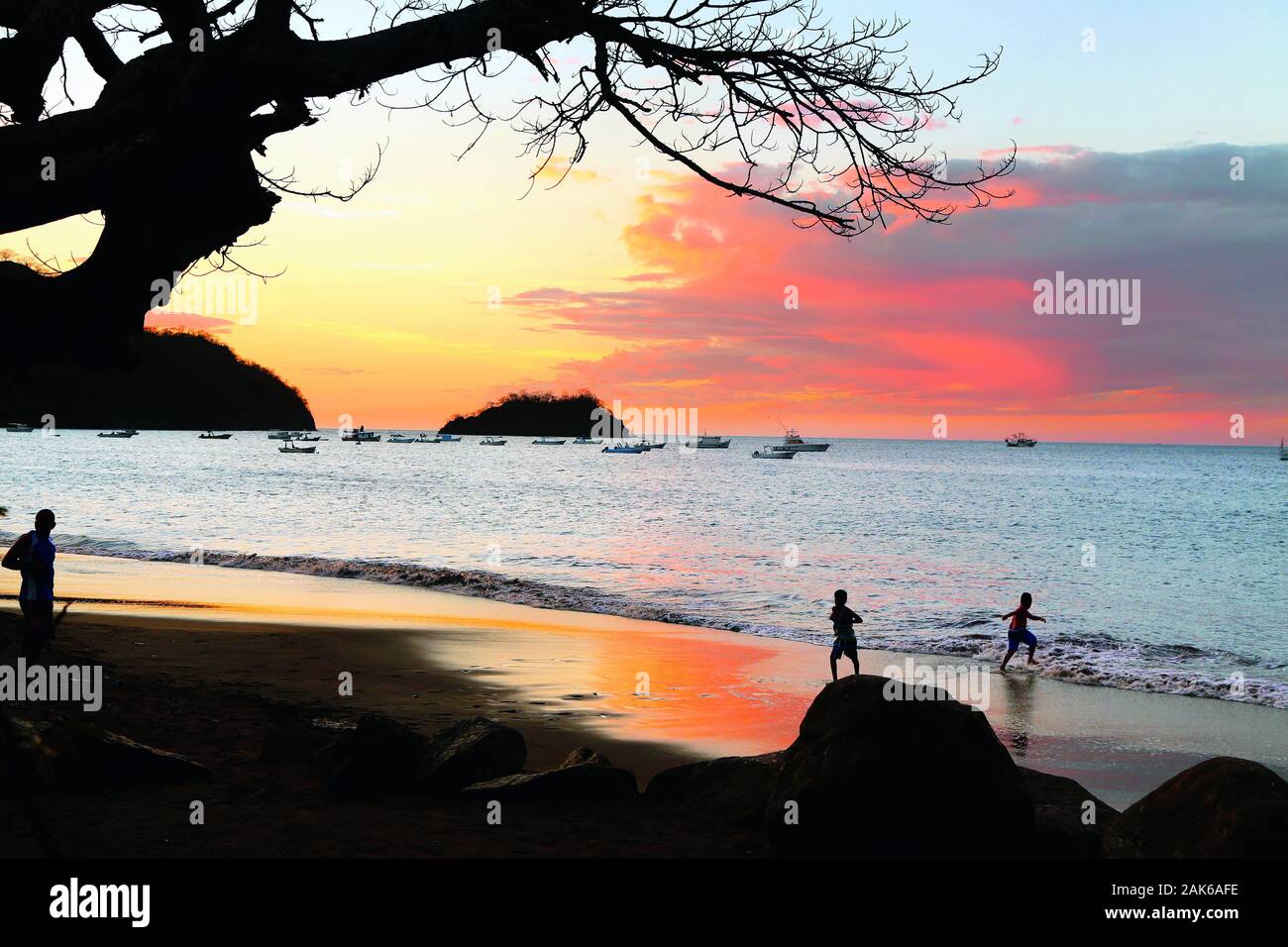 Provinz Guanacaste: Sonnenuntergang an der Playa Hermosa in der Papagayo Bay, Costa Rica | usage worldwide Stock Photo