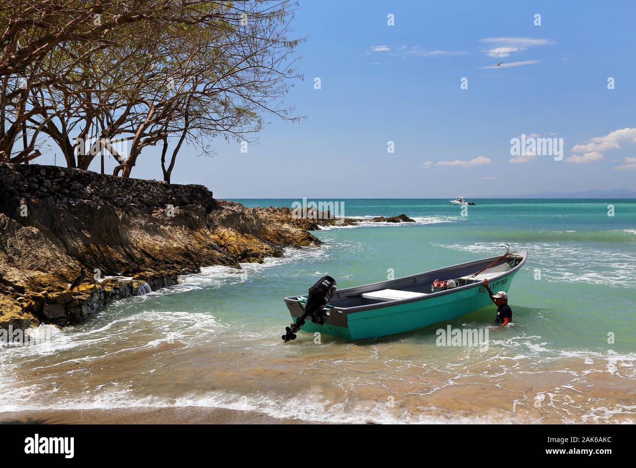 Provinz Puntarenas: Reserva Nacional Absoluta Cabo Blanco, Fischerboot am  Strand, Costa Rica | usage worldwide Stock Photo - Alamy