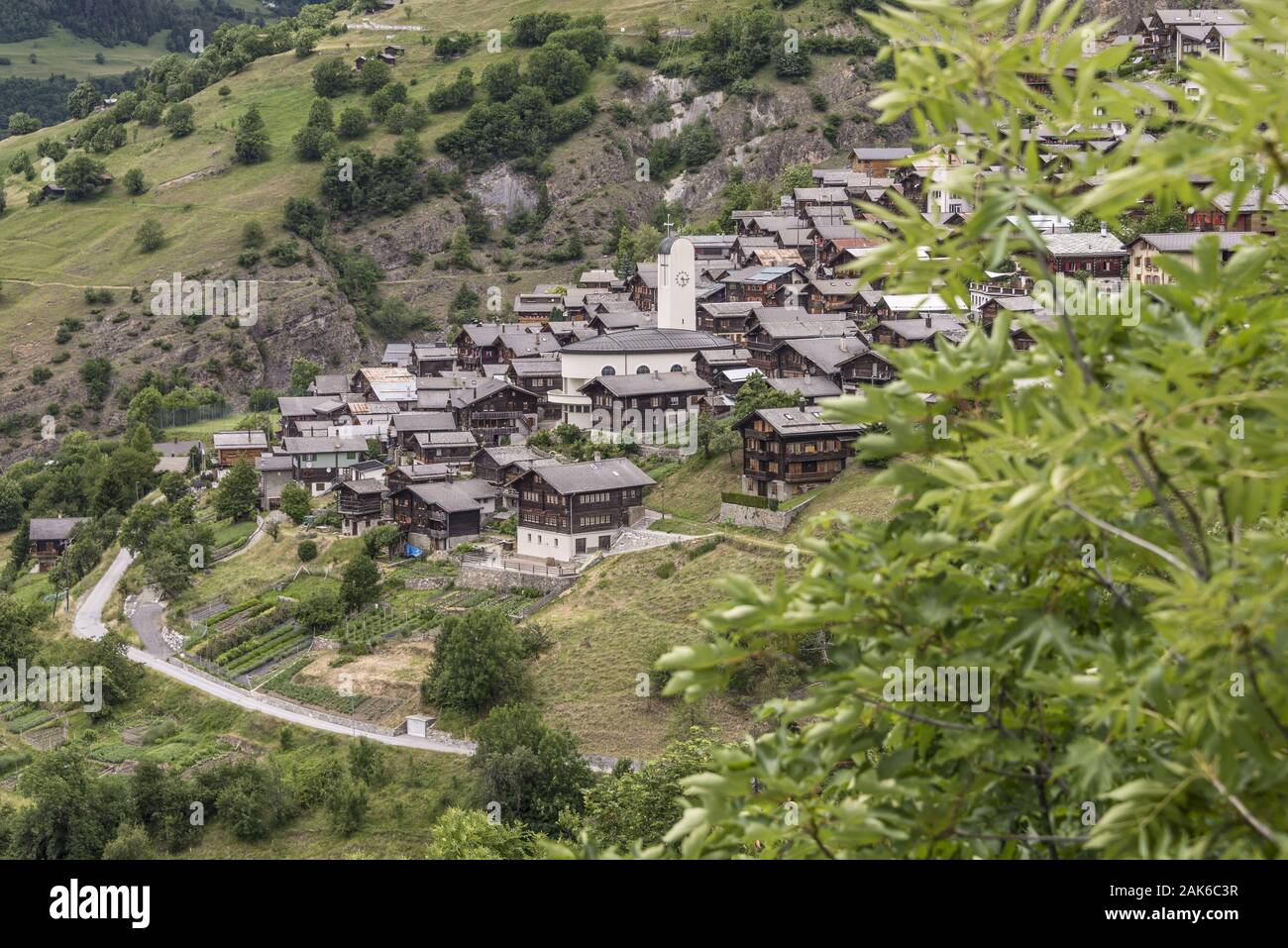 Kanton Wallis: Albinen, Dorf auf 1300 m Hoehe unweit von Leukerbad, Schweiz | usage worldwide Stock Photo