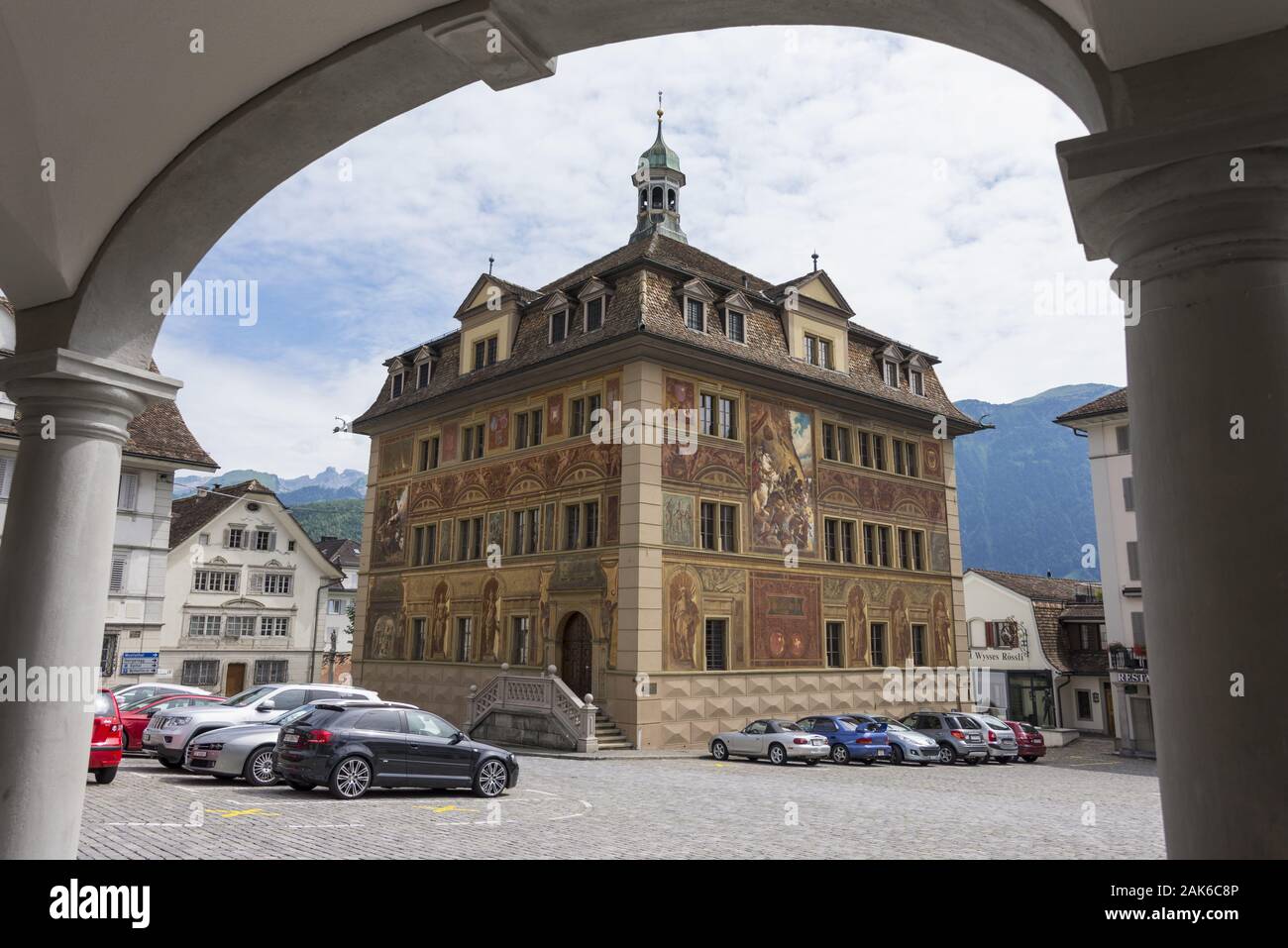 Kanton Schwyz: Schwyz, Rathaus auf dem Hauptplatz mit historistischer Fassadenmalerei von Ferdinand Wagner, Schweiz | usage worldwide Stock Photo
