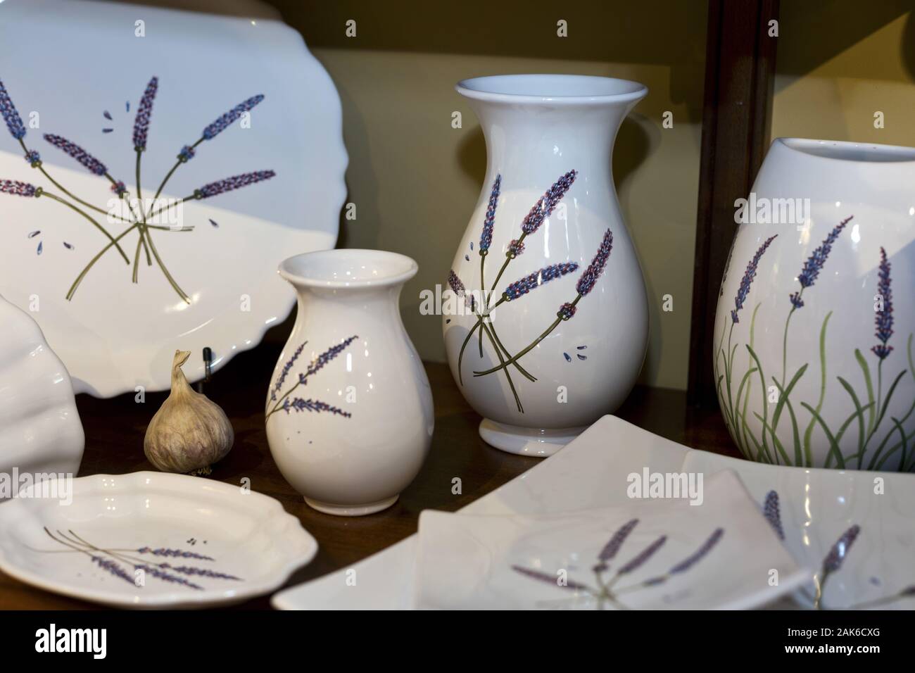 Nationalpark Verdon: Moustiers-Sainte-Marie, Keramik mit Lavendel-Dekor, Provence | usage worldwide Stock Photo