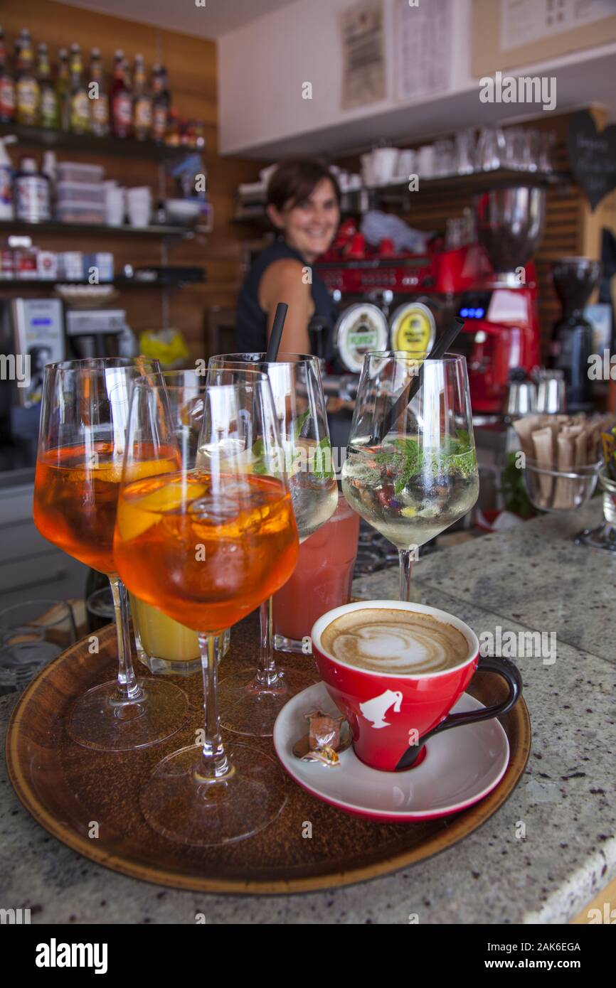 Dorf Tirol: Cafe und Cocktails in einer Bar, Suedtirol | usage worldwide Stock Photo