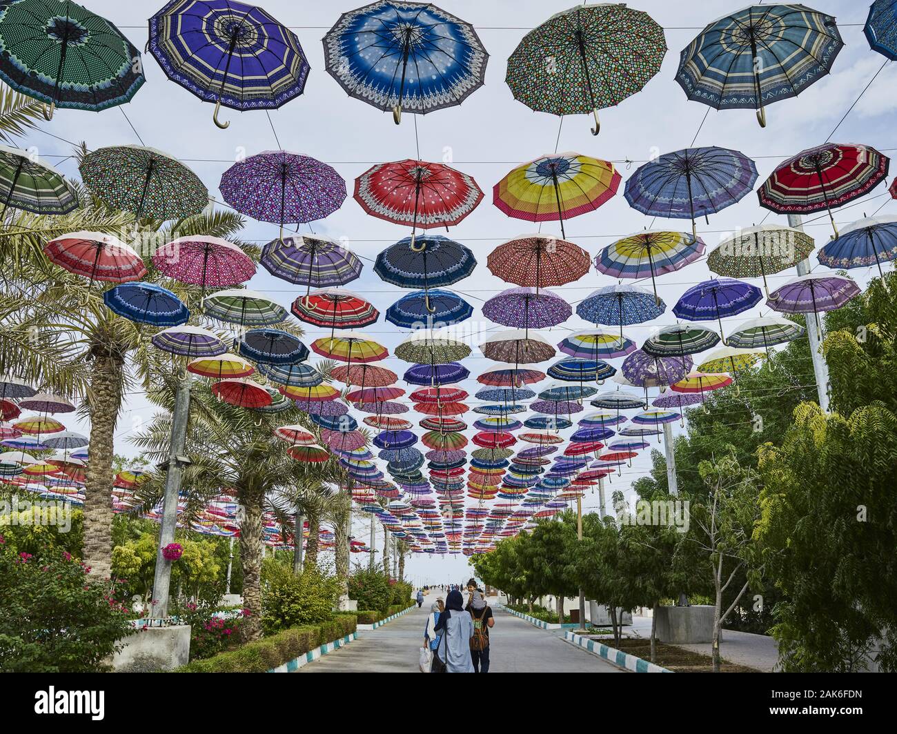 Insel Kish: mit Regenschirmen geschmueckte Promenade, Iran | usage worldwide Stock Photo