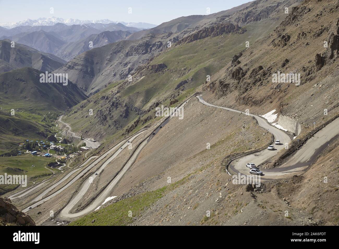 Route ueber das Elburs-Gebirge: Panoramastrasse von Karaj nach Chalus mit Serpentinen, Felsdurchbruechen und Aublicke in tiefe Taeler, Iran | usage wo Stock Photo