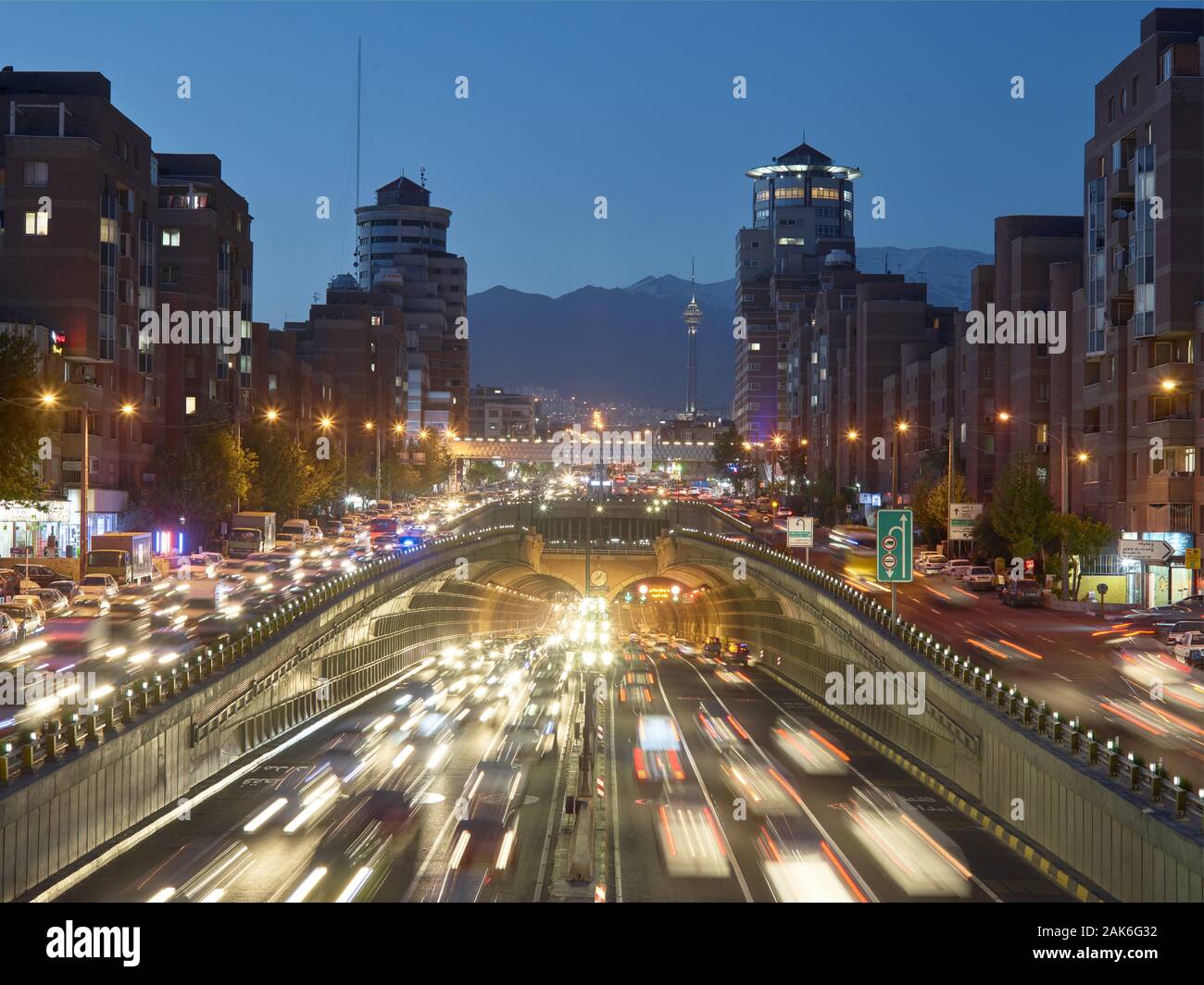 Teheran: Stadtautobahn mit hohem Verkehrsaufkommen am Abend, Iran | usage worldwide Stock Photo