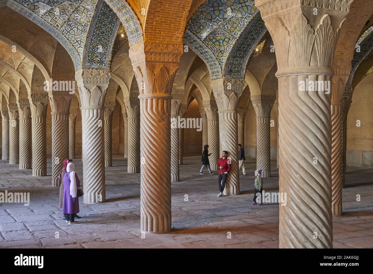 Provinz Fars/Shiraz: Gebetshalle in der Vakil-Moschee, geflieste Gewoelbe auf 48 Saeulen, Iran | usage worldwide Stock Photo