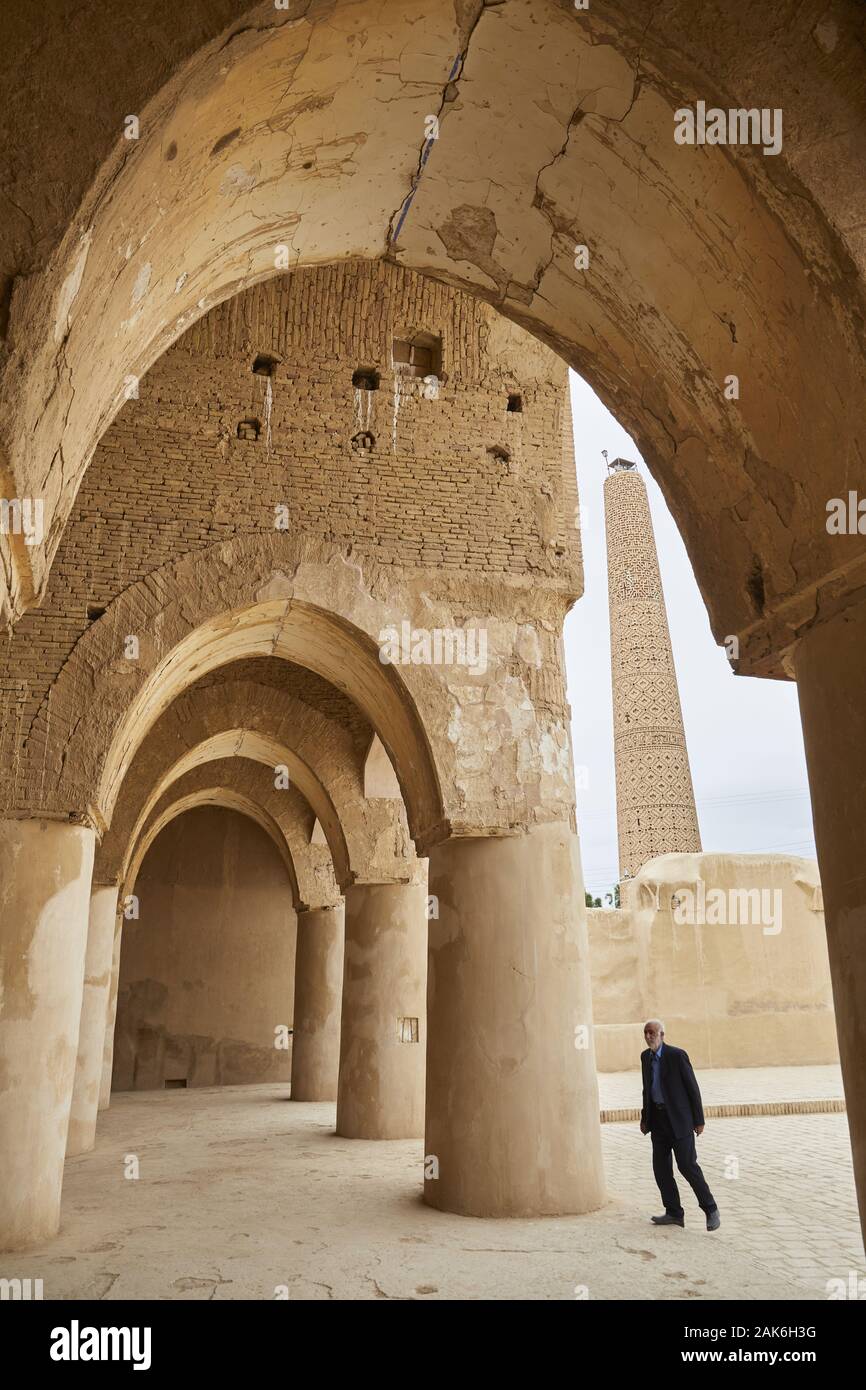 Provinz Semnan/Damghan: Tarikhaneh (ehemalige Freitagsmoschee), Saeulenhalle des Betsaals und Minarett ausserhalb des Moscheehofs, Iran | usage worldw Stock Photo