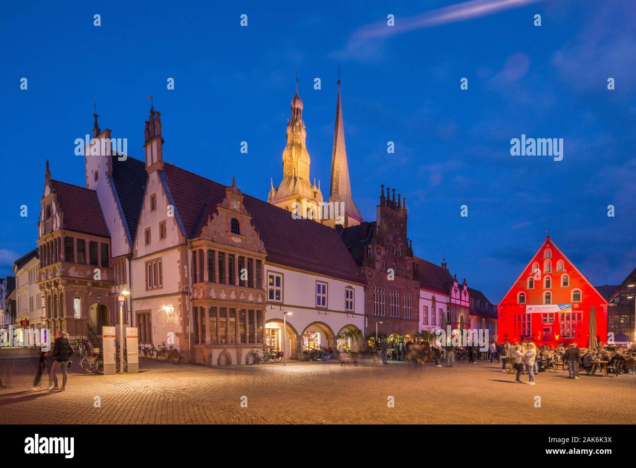 Lemgo: Rathaus und historische Gebaeude am Marktplatz, im Hintergrund die Kirchtuerme der Pfarrkirche St. Nicolai, Teutoburger Wald | usage worldwide Stock Photo