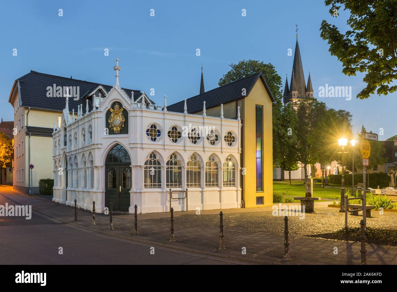 Bad Lippspringe: Brunnenhaus der Liborius Heilquelle, im Hintergrund die St. Martin-Kirche, Teutoburger Wald | usage worldwide Stock Photo