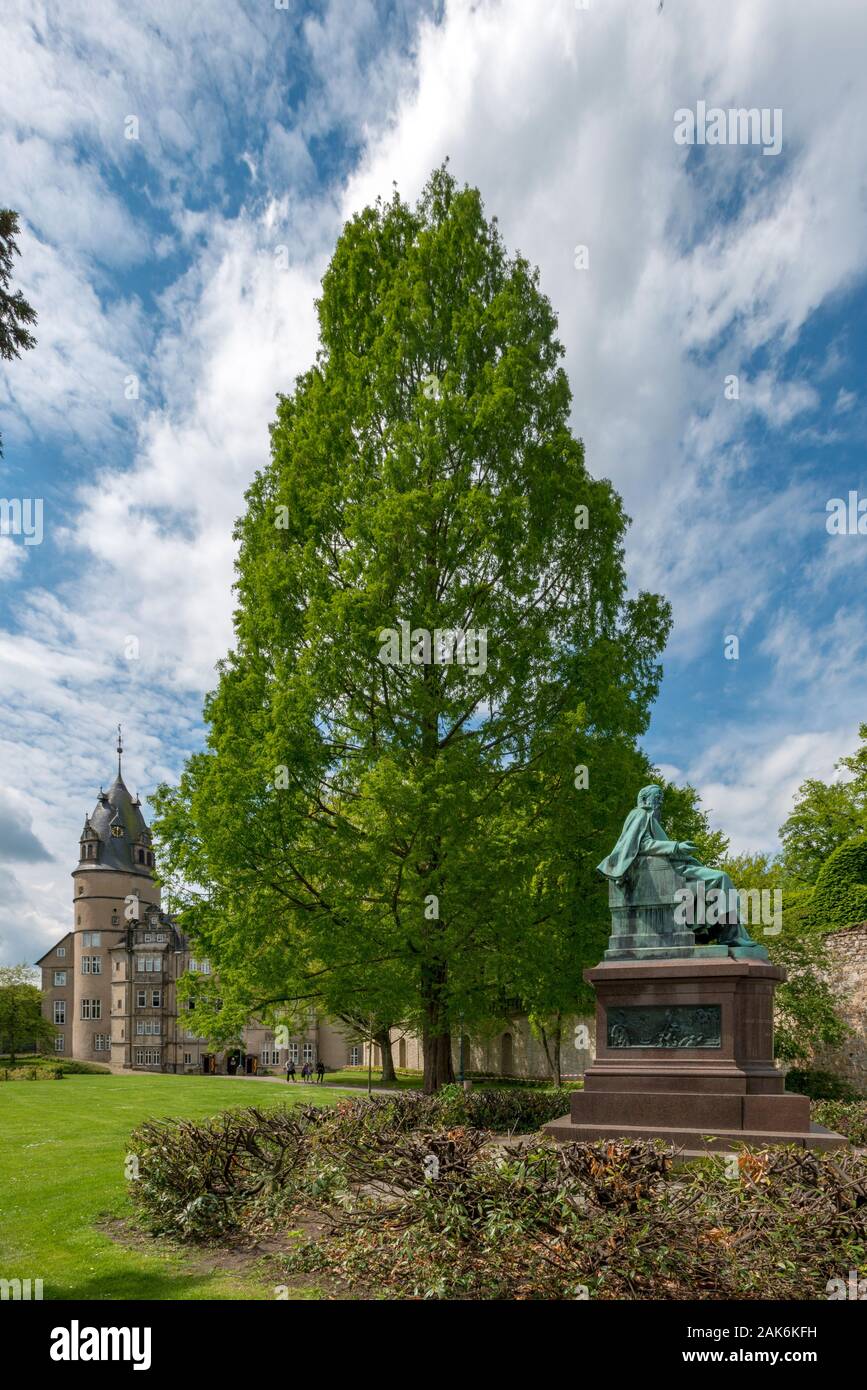 Detmold: Denkmal vom Grafregenten Ernst zur Lippe im Schlosspark, im Hintergrund das Fuerstliche Residenzschloss, Teutoburger Wald | usage worldwide Stock Photo