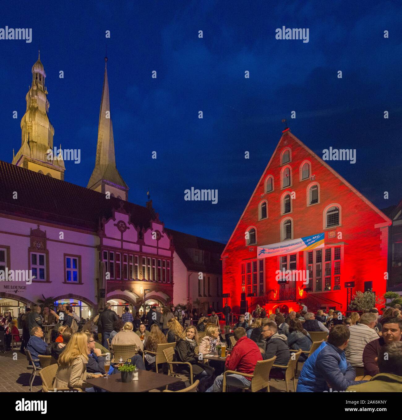 Lemgo: Marktplatz mit illuminiertem Rathaus (l.) und Ballhaus (r.), im Hintergrund die Tuerme der St.-Nicolai-Kirche, Teutoburger Wald | usage worldwi Stock Photo