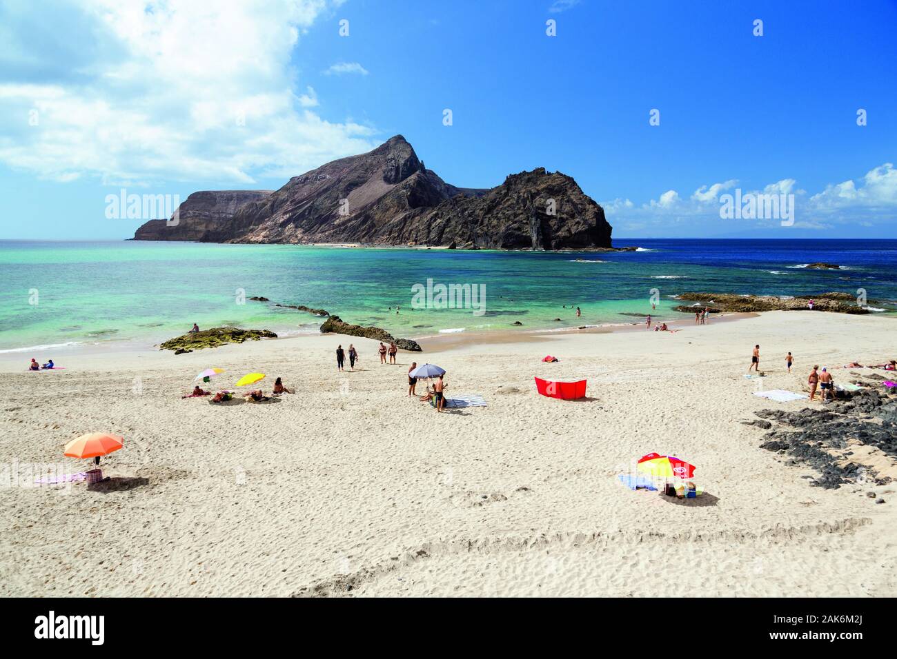 Insel Porto Santo: Strand am Aussichtspunkt Ponta da Calheta, im Hintergrund die Insel Ilheu da Cal, Madeira | usage worldwide Stock Photo