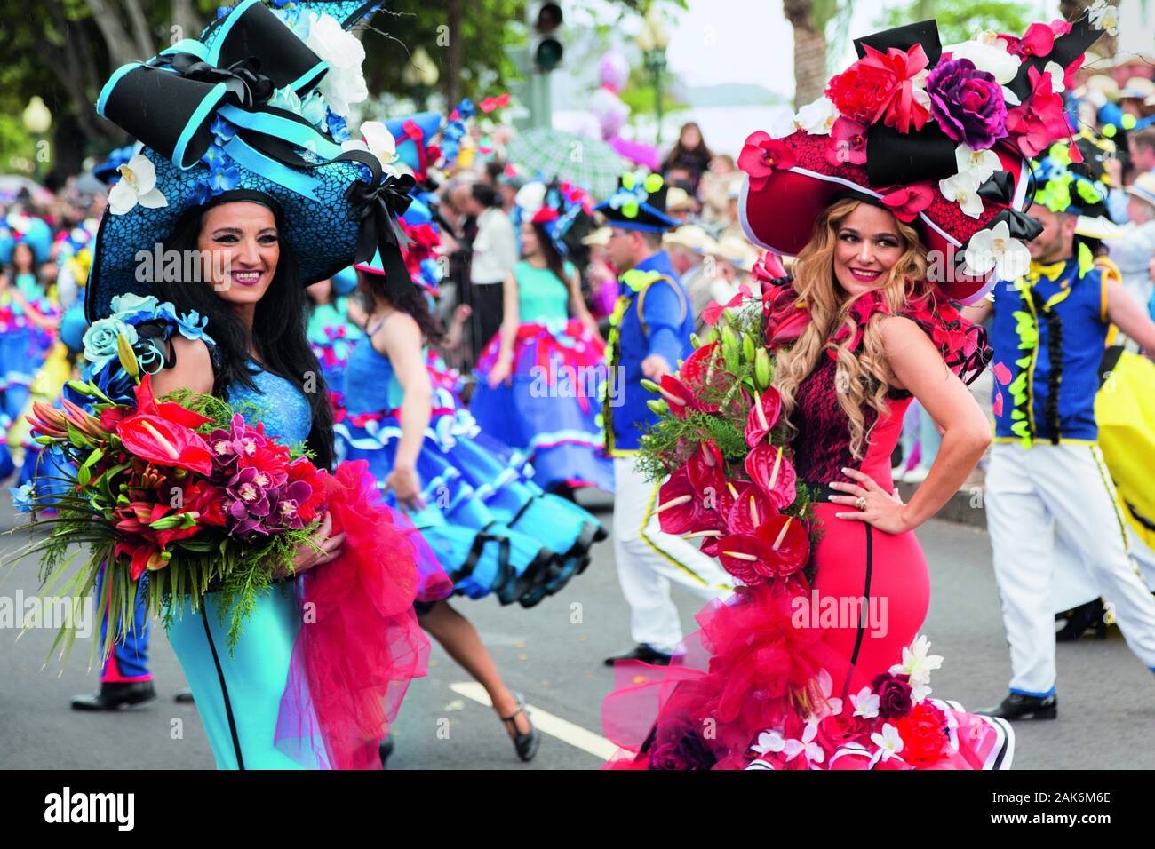  Funchal: "Festa da Flor" (Blumenfest), Umzug auf der Avenida do Mar e Illustration 