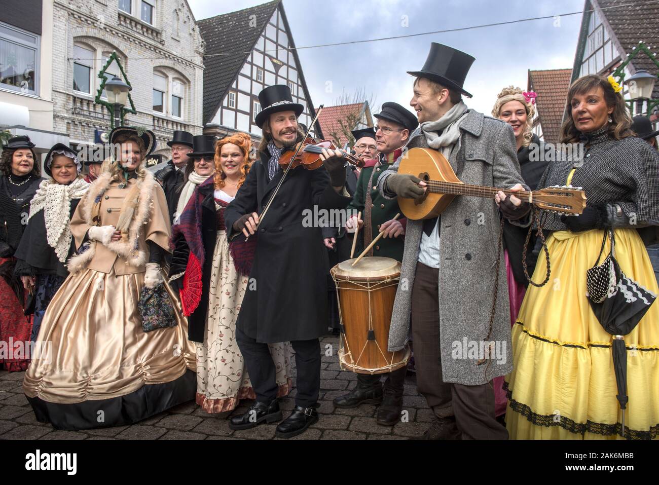 Blomberg: jaehrliches Charles Dickens Festival am dritten Adventswochenende, Mitwirkende in historischen Kostuemen aus dem 19. Jahrhundert, Teutoburge Stock Photo
