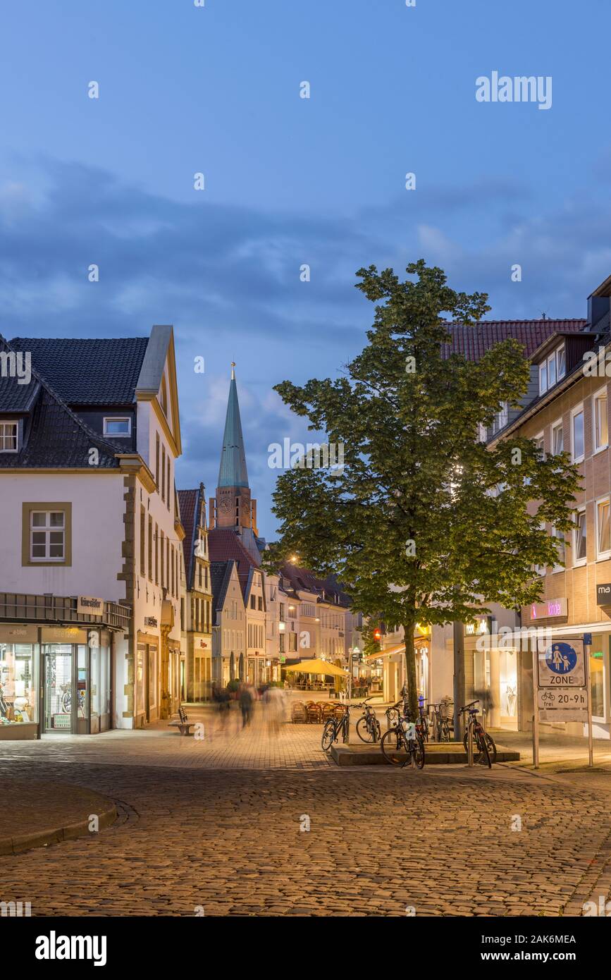 Bielefeld: Blick in die Obernstrasse, im Hintergrund der Turm der Altstaedter Nicolaikirche, Teutoburger Wald | usage worldwide Stock Photo