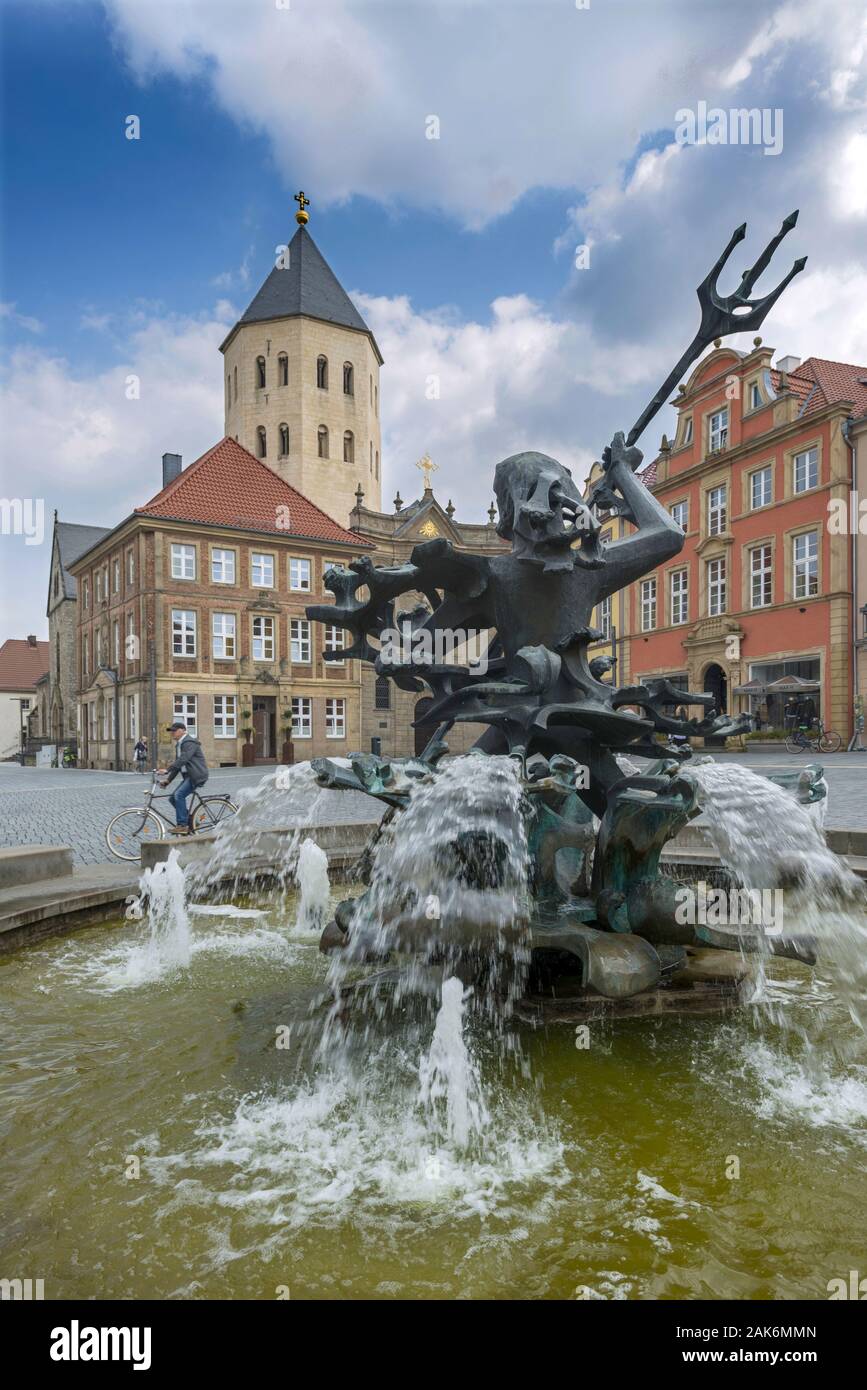 Paderborn: Neptunbrunnen auf dem Marktplatz, im Hintergrund die St. Ulrich-Kirche (Gaukirche), Teutoburger Wald | usage worldwide Stock Photo