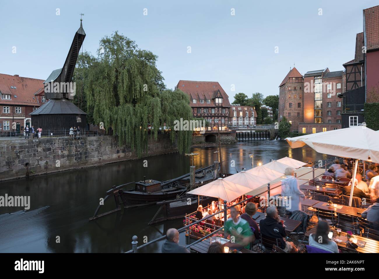Lueneburg: Blick vom Stintmarkt auf den Alten Kran und Ilmenau-Wehr mit Abtsmuehle, Lueneburger Heide | usage worldwide Stock Photo