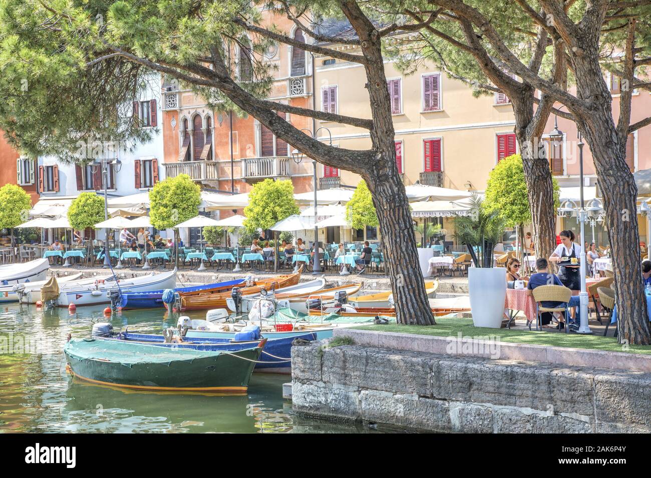 Desenzano: Restaurants an der Hafenpromenade (Porto Vecchio), Gardasee | usage worldwide Stock Photo