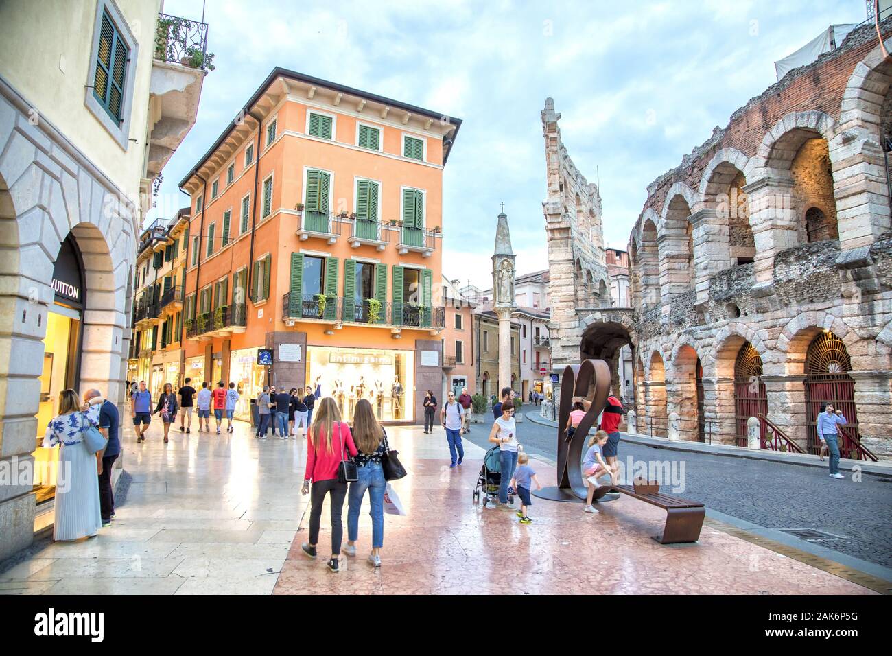 Verona: Via Giuseppe Mazzini und roemisches Amphitheater (Arena di Verona: Via Giuseppe Mazzini und roemisches Amphitheater (Arena di