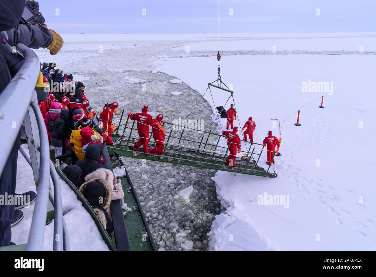 Kemi: Eisbrecherfahrt im Bottnischen Meerbusen mit dem Eisbrecher Sampo, Touristen nehmen mit einem Spezialthermoanzug ein Bad im Eis, Finnland | usag Stock Photo
