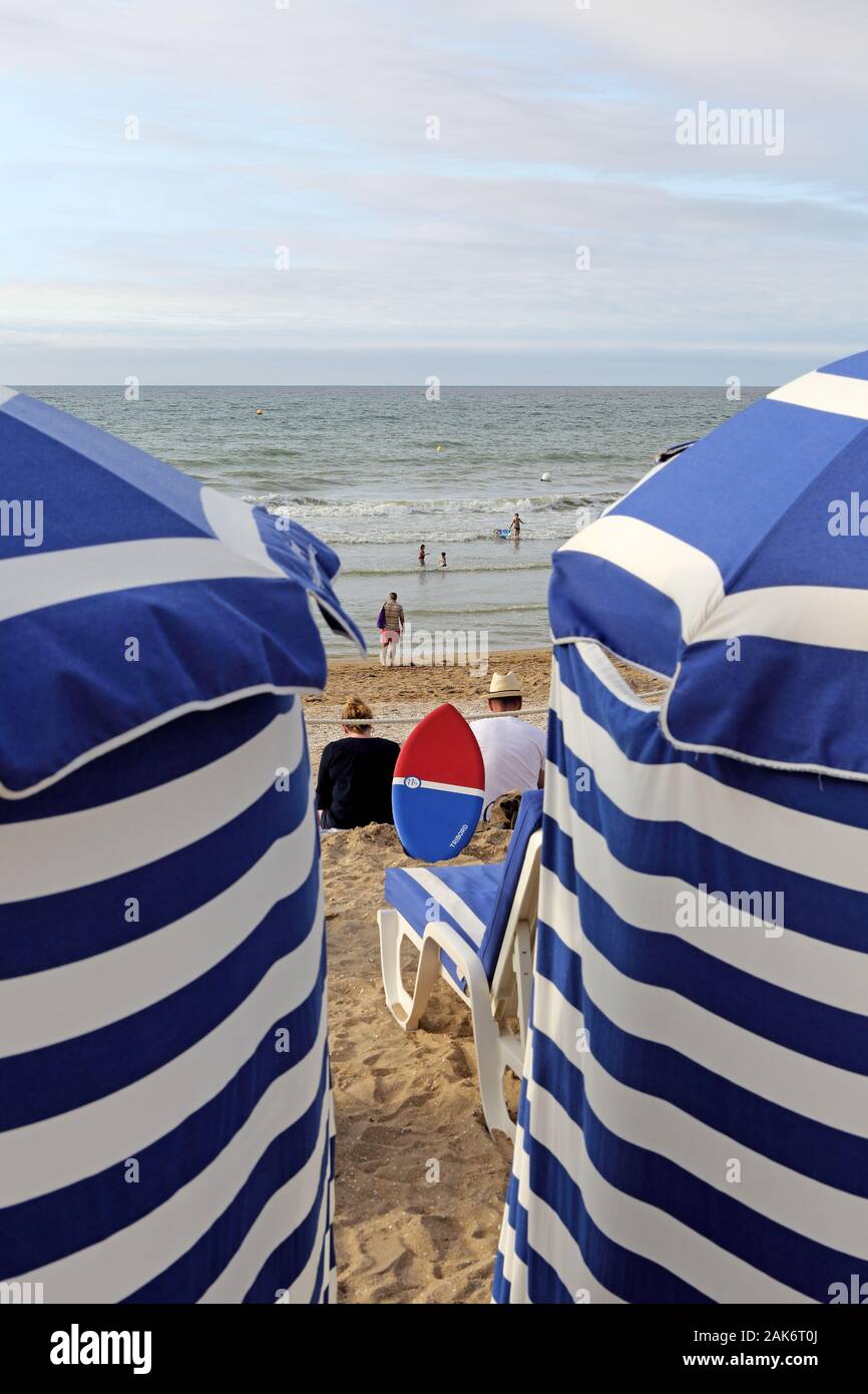 Cabourg: Strandleben an der Blumenkueste (Cote Fleurie), Normandie | usage worldwide Stock Photo