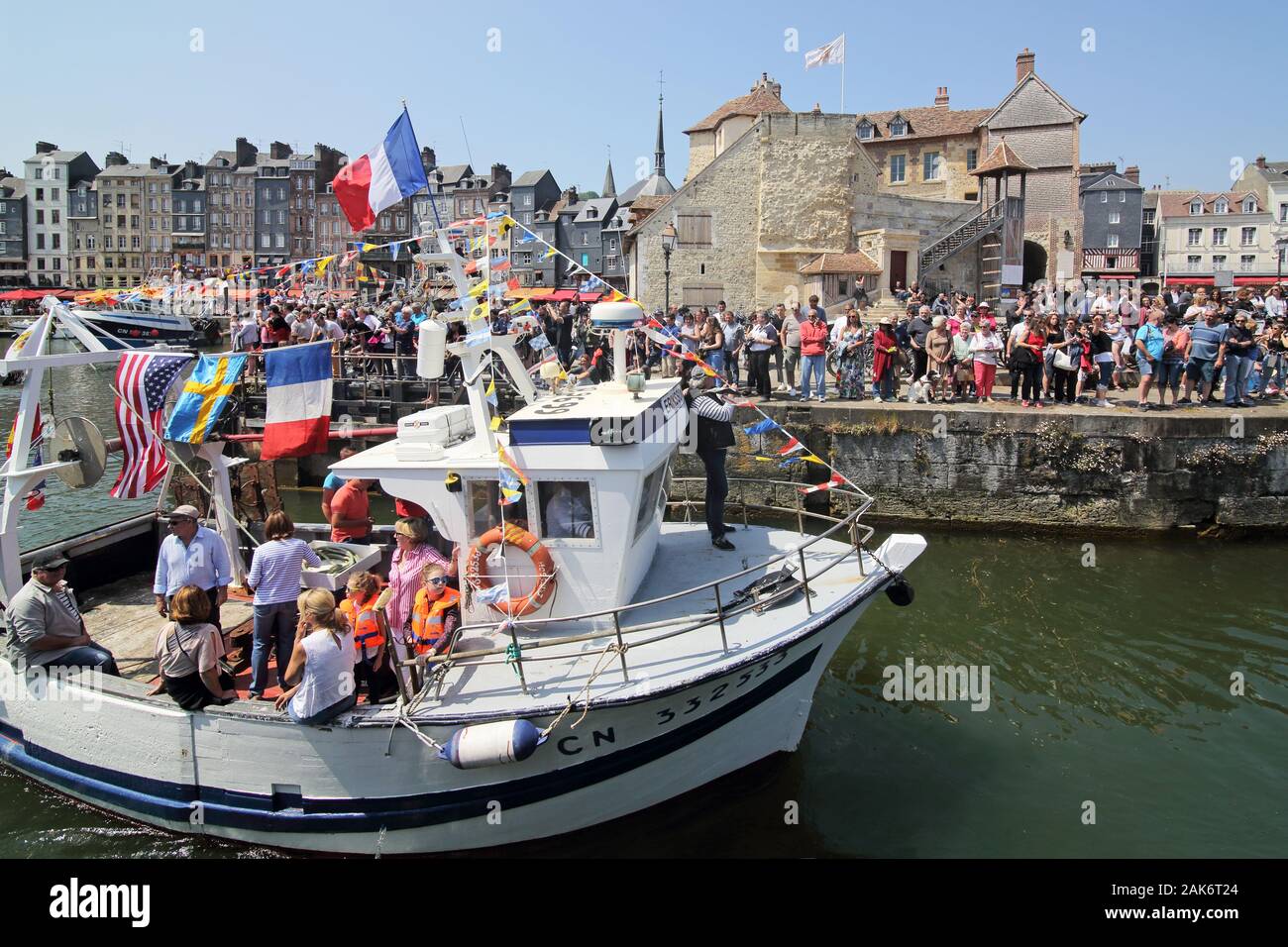 Honfleur: Bootsparade waehrend der 'Fete des Marins', traditionelles Pfingstfest mit Meeressegnung am Sonntag und Prozession der Seeleute zur Kirche N Stock Photo