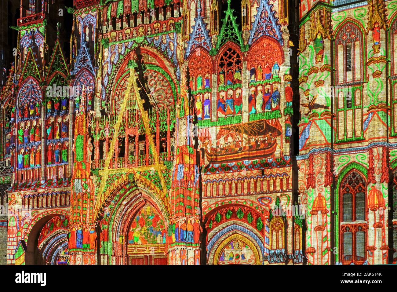 Rouen: sommerliche Lichtprojektionen auf der Westfassade der Kathedrale erzaehlen die Geschichte von Johanna von Orleans und Wilhelm dem Eroberer, Nor Stock Photo