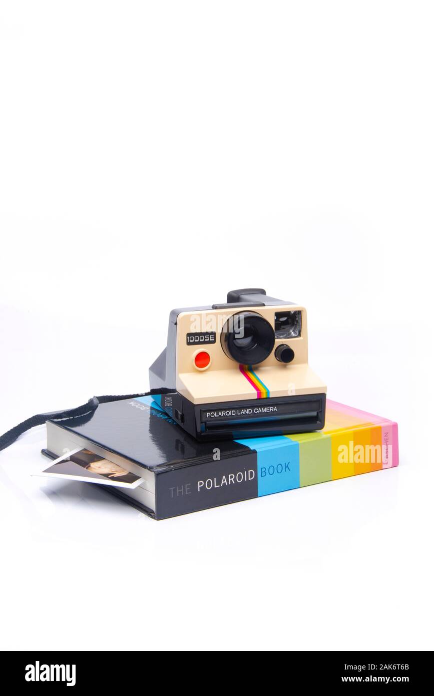 Vintage 1000SE Polaroid camera and hardback book of polaroid images.  07.01.2020. Please credit: Phillip Roberts Stock Photo - Alamy