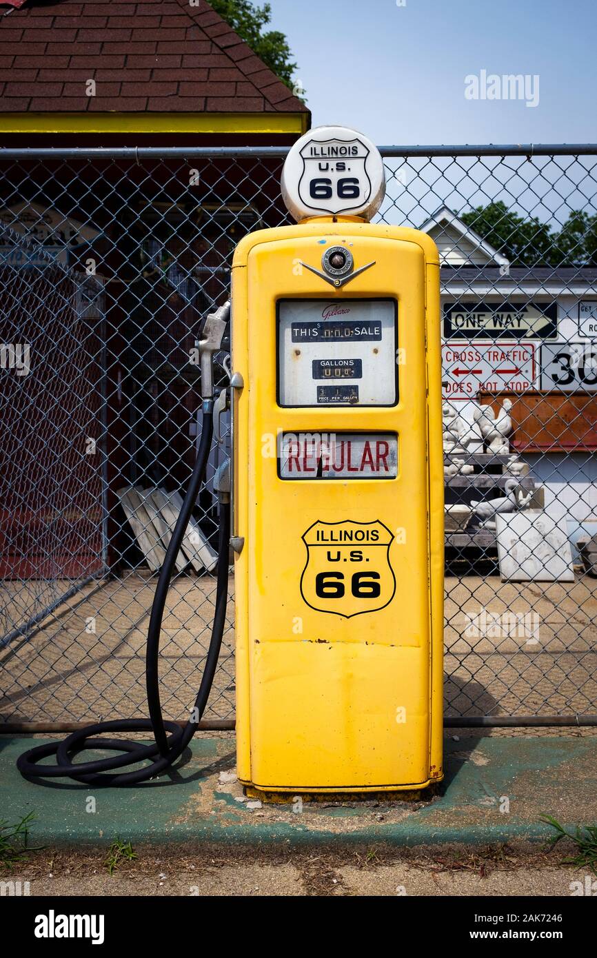 old gas station illinois high resolution stock photography and images alamy https www alamy com williamsville illinois usa july 5 2014 a vintage gas pump at the old service station along the historic route 66 in williamsville state of illi image338830806 html