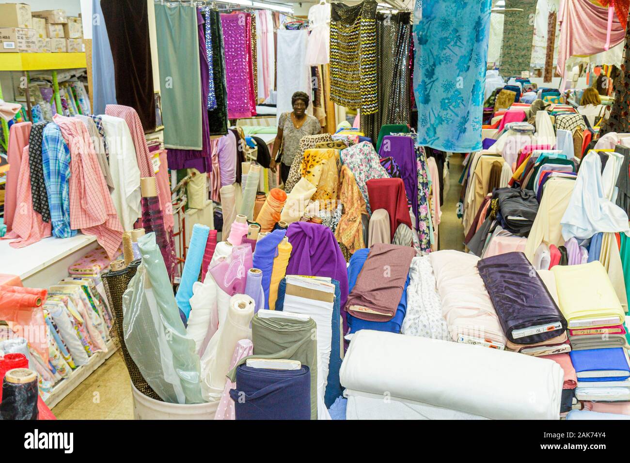 Cloth shop sale hi res stock photography and images Alamy