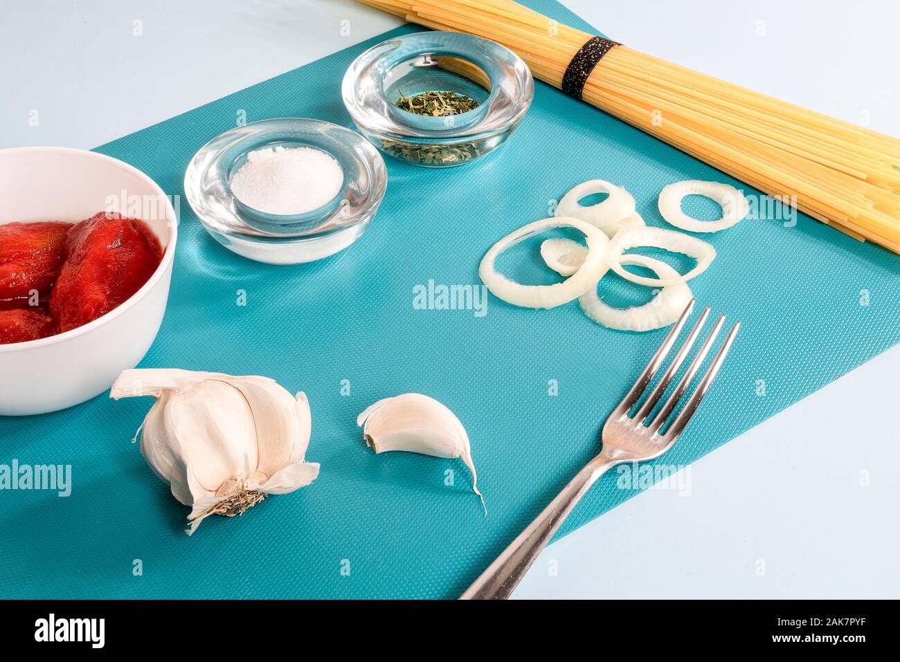 ingredients for preparing spaghetti with tomato sauce Stock Photo