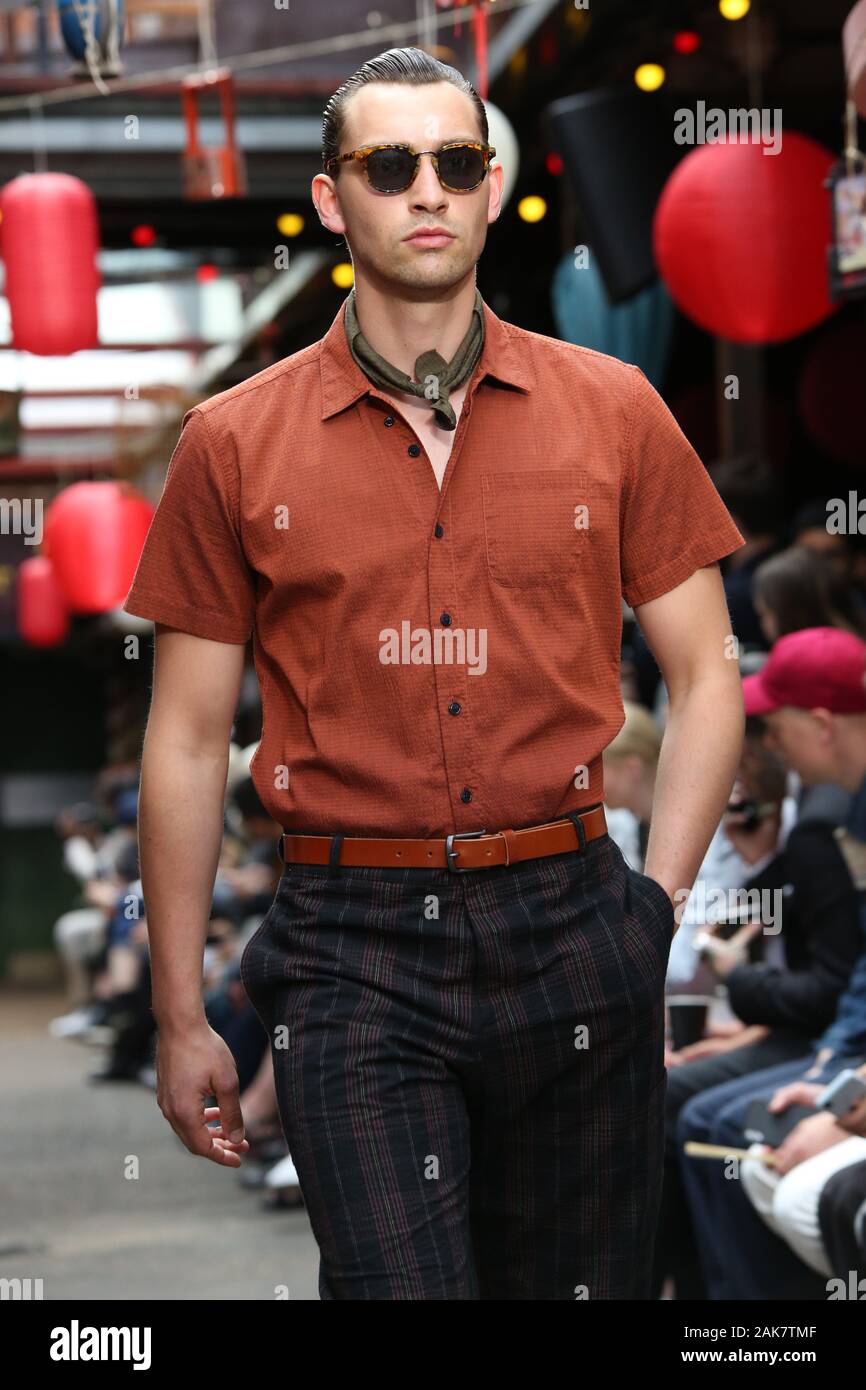Ovenstående dæmning Opera A model showcases during a catwalk show at Oliver Spencer show, London  Fashion Week Men's.Inspired by Wong Kar-wai's cinematic masterpiece In the  Mood for Love, the Oliver Spencer S/S '20 collection is