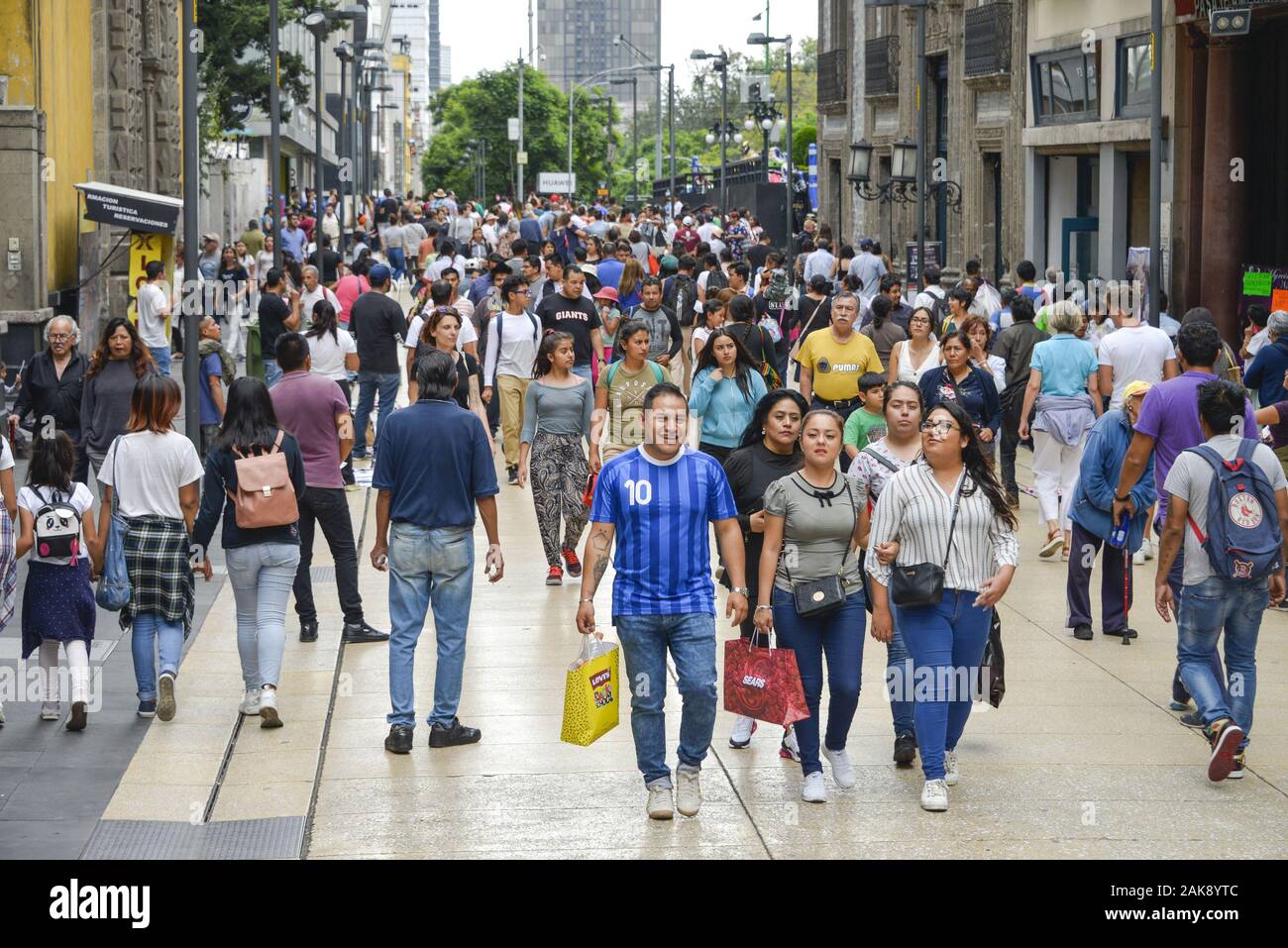 Menschen, Einkaufsstraße Av Francisco I. Madero, Mexiko Stadt, Mexiko Stock Photo