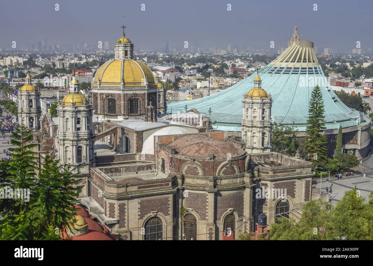 Alte und Neue Basilika Maria de Guadalupe, Mexiko Stadt, Mexiko Stock Photo