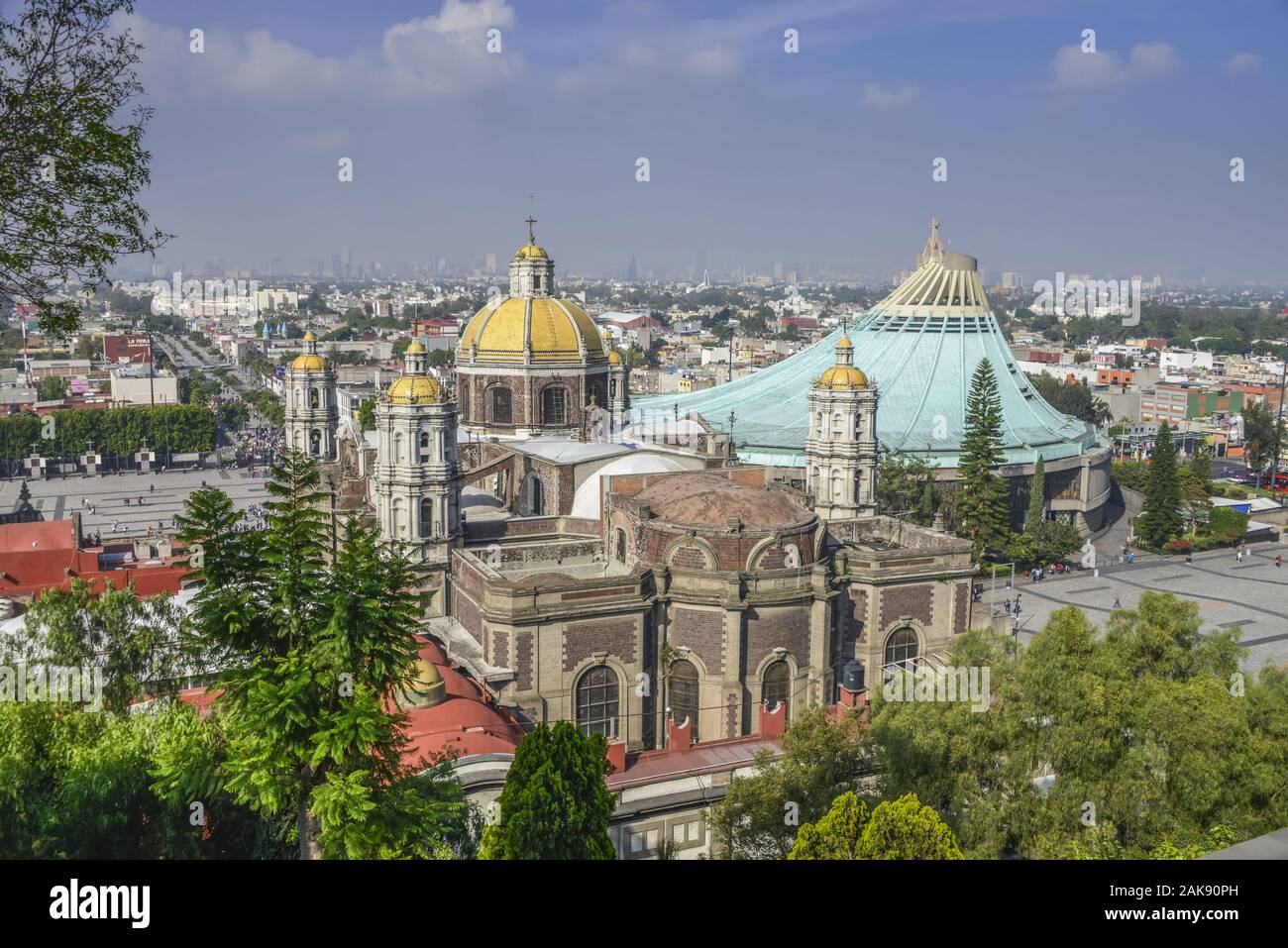Alte und Neue Basilika Maria de Guadalupe, Mexiko Stadt, Mexiko Stock Photo