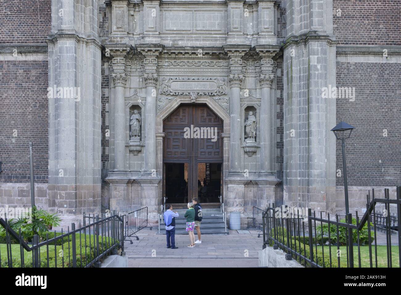 Portal, Alte Basilika Maria de Guadalupe, Mexiko Stadt, Mexiko Stock Photo