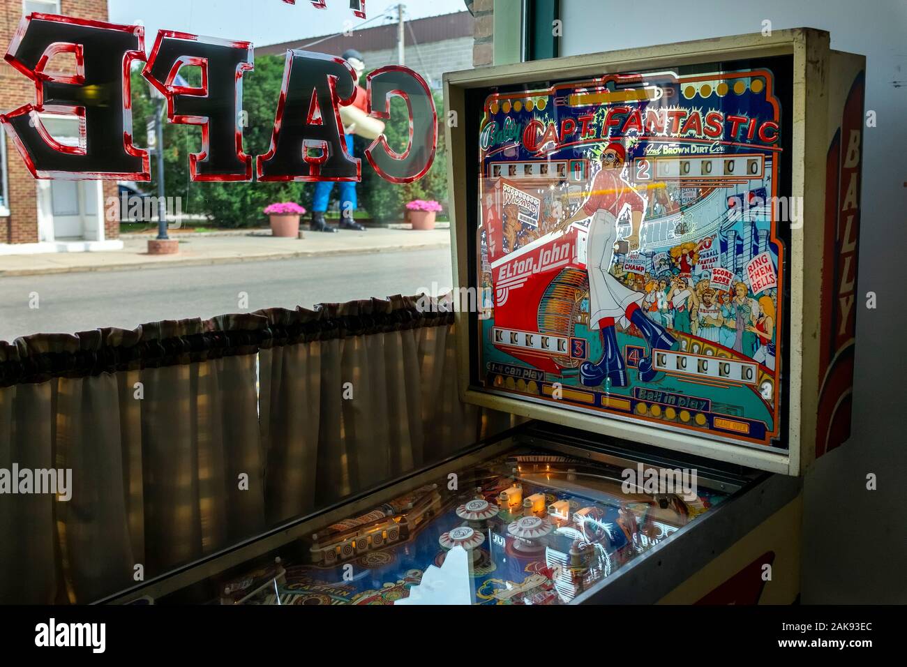 Atlanta, Illinois, USA - July 5, 2014: An old pinball machine at a café along the historic route 66 in the city of Atlanta, in the State of Illinois, Stock Photo