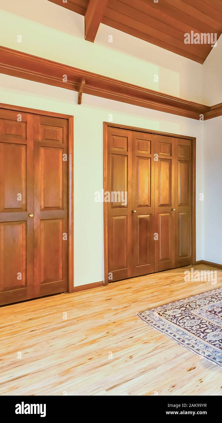 Vertical Frame Bright Open And Warm Spare Room With Vaulted