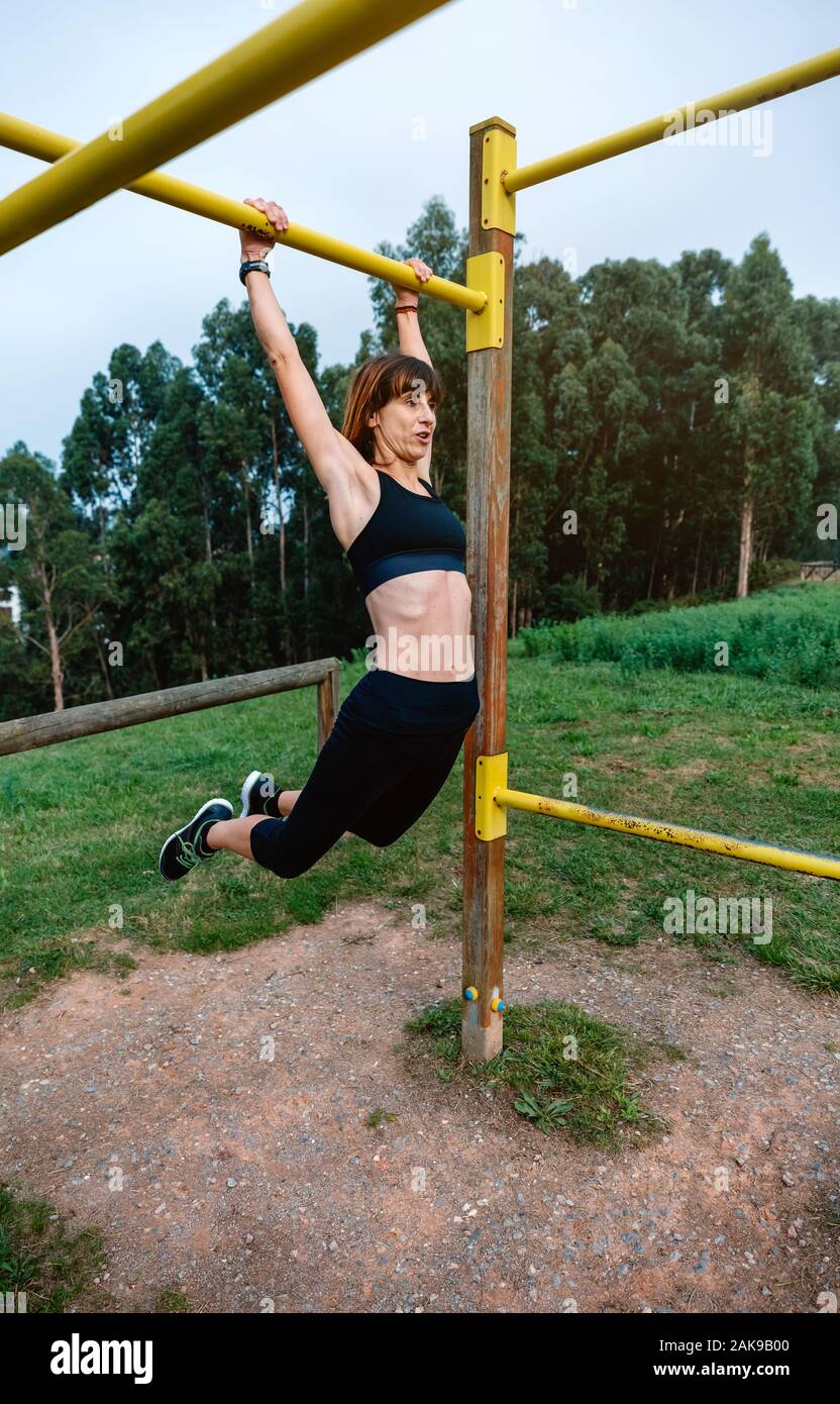Female athlete doing pull up exercises Stock Photo