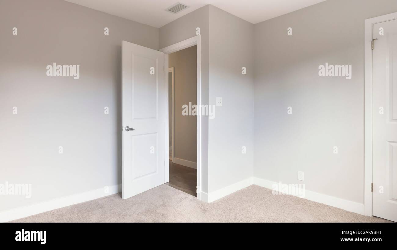 Panorama Empty bedroom with door open clean inside Stock Photo - Alamy, image size:1300x821