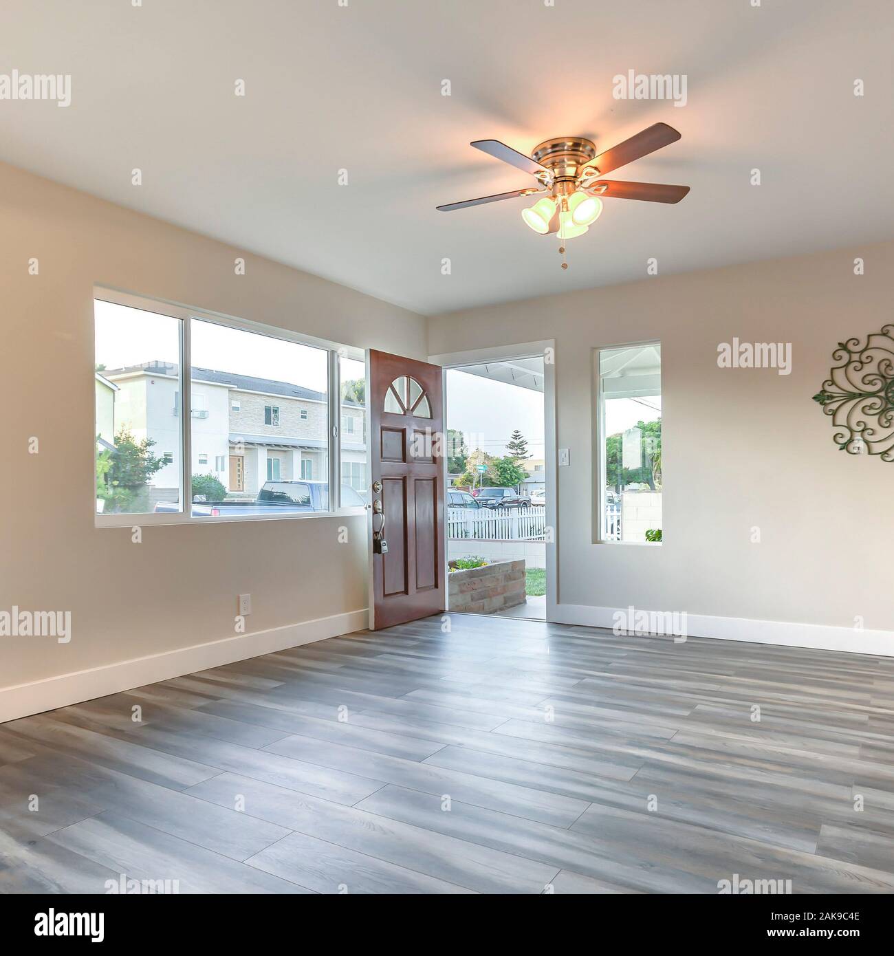 Square frame Open area with wide open front door Stock Photo - Alamy