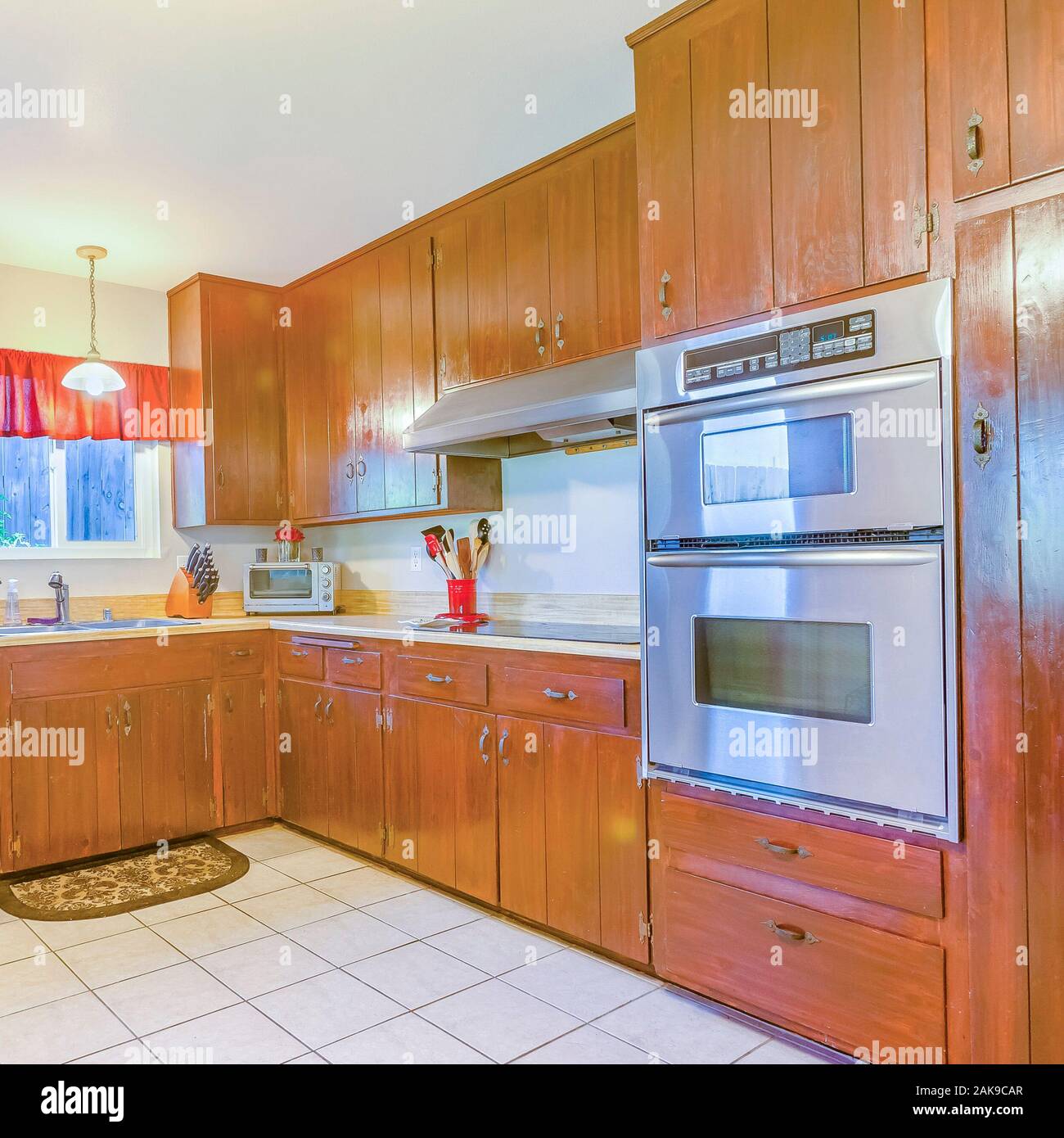 Square frame Spacious kitchen with plenty of amenities, square tile