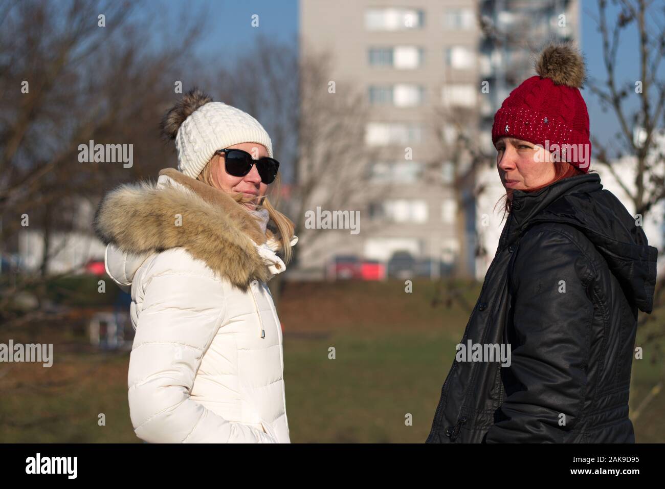 Two women side by side hi-res stock photography and images - Alamy