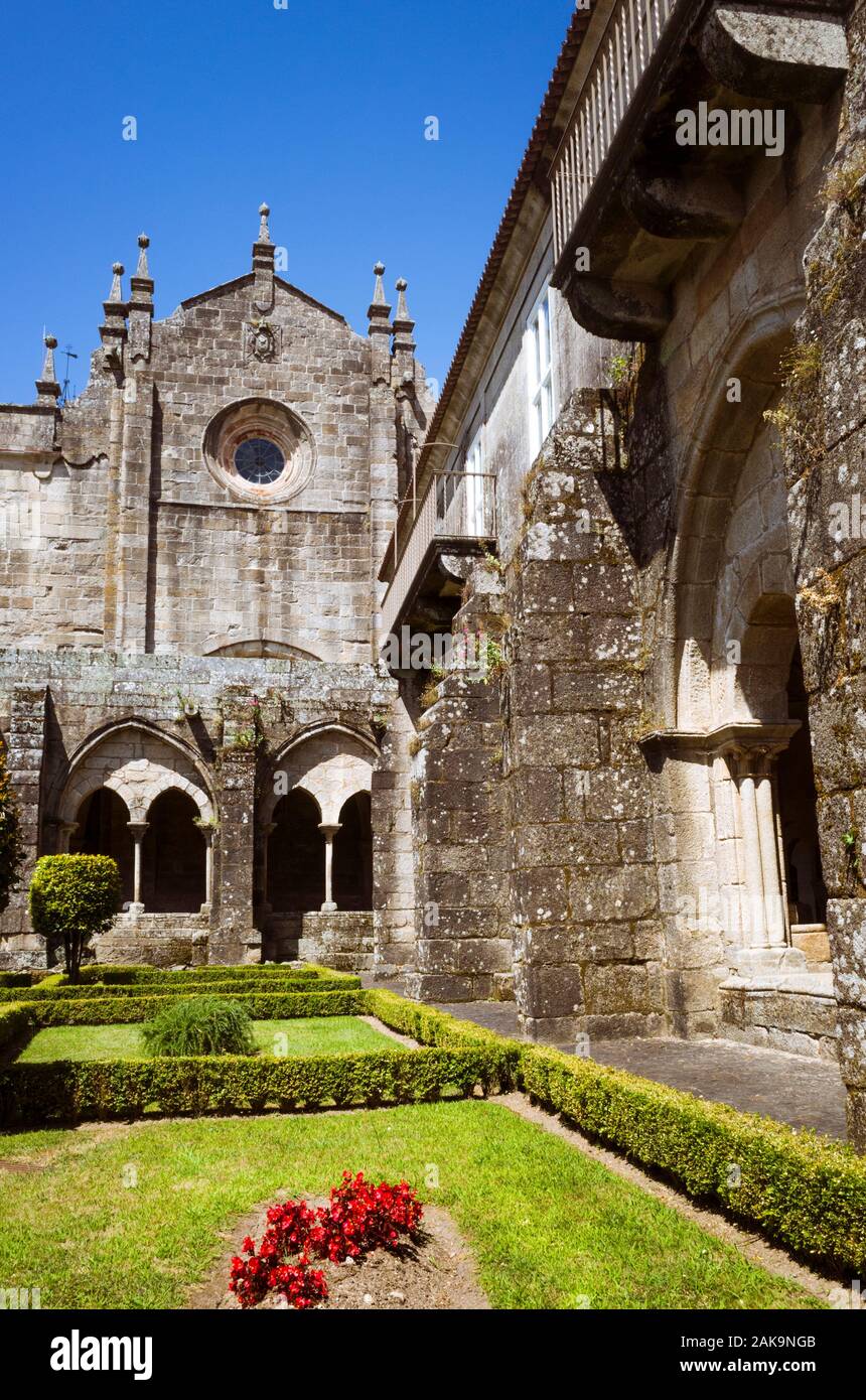 Tuy, Pontevedra province, Galicia, Spain : Cloisters of the  cathedral of Tui(11th–13th century) which merges  Romanesque and Gothic elements. Stock Photo