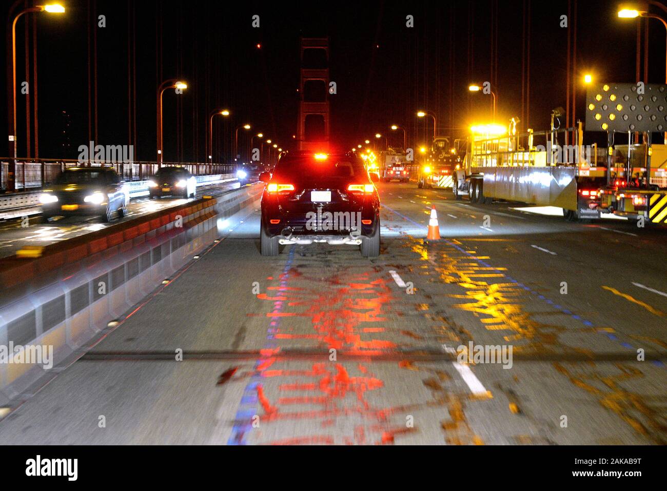 Fahrt Ÿber die Golden Gate Bridge gen SŸden bei Nacht, San Francisco, Kalifornien, USA Stock Photo